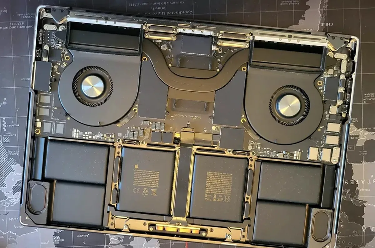 Interior MacBook Pro 16 deschis cu baterie nouă și placă de bază vizibilă — înlocuire baterie MacBook București BrontoByte