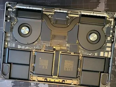 Interior MacBook Pro cu baterie Li-Po uzată după cicluri multiple de încărcare — service MacBook București