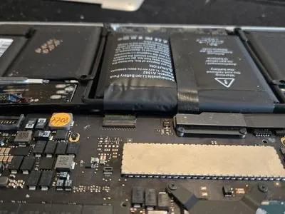 Acumulator MacBook umflat — celule Li-Po deteriorate cu deformare vizibilă, service MacBook București