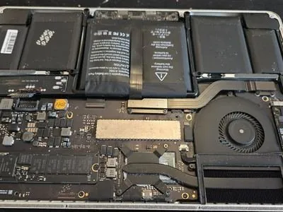 Baterie MacBook Pro deteriorată de încărcare incorectă — service înlocuire baterie MacBook București