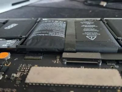 MacBook Pro 13 deschis — baterie Li-Ion veche cu semne de uzură, candidat înlocuire baterie MacBook București