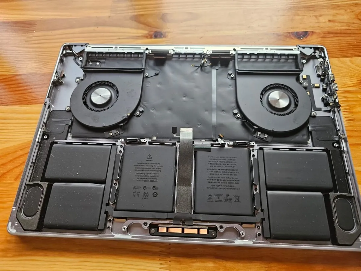 Interior MacBook Pro 16 cu baterie nouă montată — înlocuire baterie MacBook BrontoByte București