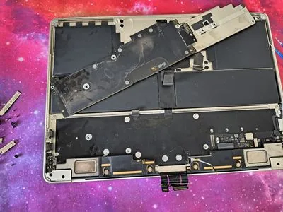MacBook demontat după contact cu lichid — service BrontoByte București