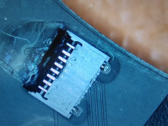 Conector de pe placa de bază cu pinii oxidați și reziduuri, înainte de intervenție