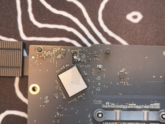 Placa de bază scoasă din laptop, cu urme de oxidare lângă componente