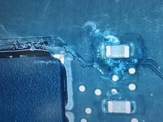 Condensator SMD cu contactele atacate de coroziune, înainte de curățare