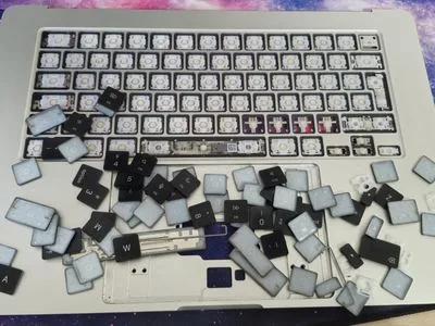 Topcase MacBook cu tastatura demontată complet — service BrontoByte București