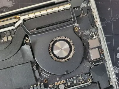Ventilator MacBook înfundat cu praf — curățare service BrontoByte București