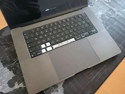 MacBook Pro tastatură deteriorată — înlocuire service BrontoByte București