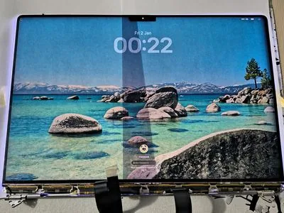 Display MacBook Pro 16 M2 Max reparație după lichid vărsat — service BrontoByte București
