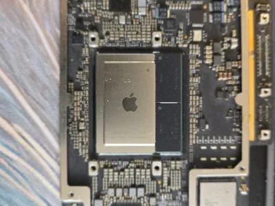 Placă de bază MacBook Pro 16 M1 Max — service BrontoByte București