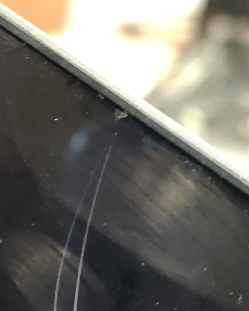Ciobitură pe muchia unui display de MacBook, punctul de pornire al fisurii