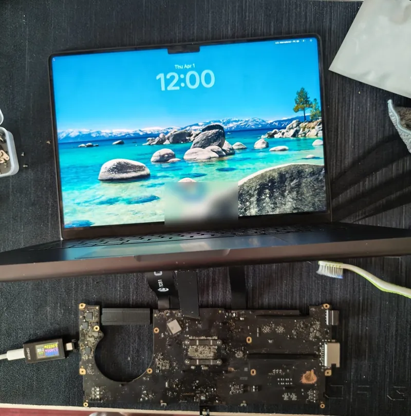 MacBook Pro 14 M5 A3434 pornit în macOS după reparația plăcii de bază, cu placa originală alimentată la 20V și 0,4A — identitatea clientului protejată