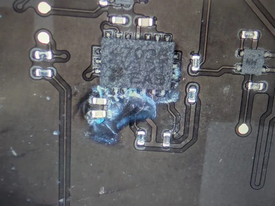 Circuit integrat acoperit de oxidare avansată și depuneri de coroziune pe placa unui MacBook Pro M5, înainte de curățarea profesională