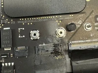 Conector ars pe placa de bază MacBook — service BrontoByte București