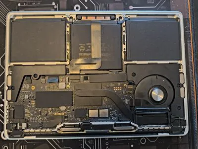 Interior MacBook demontat după contact cu lichid — service BrontoByte București