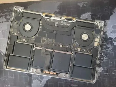 Interior MacBook Pro 16 A2141 placă de bază — service BrontoByte București