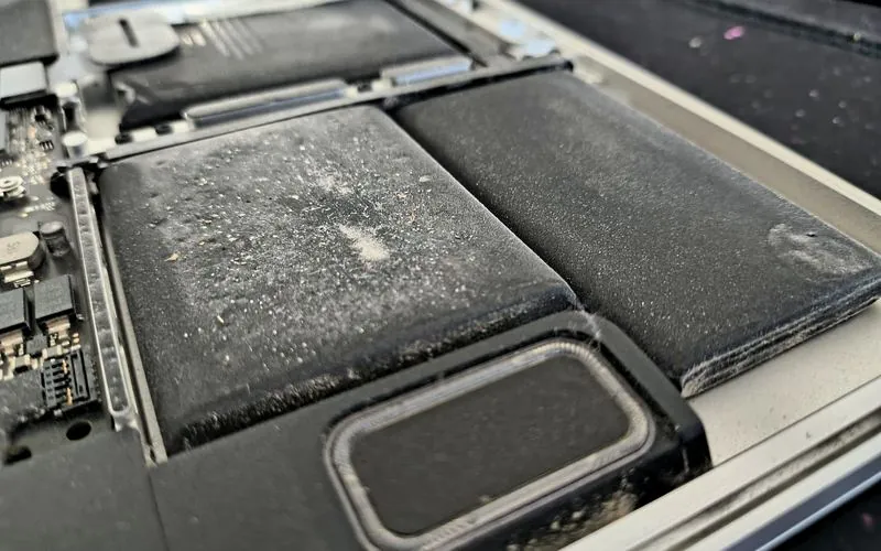 Înlocuire baterie MacBook - baterie umflată extrasă în atelier