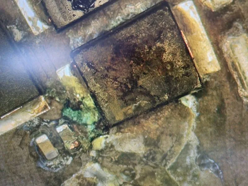 Coroziune avansată la microscop 40x — BrontoByte