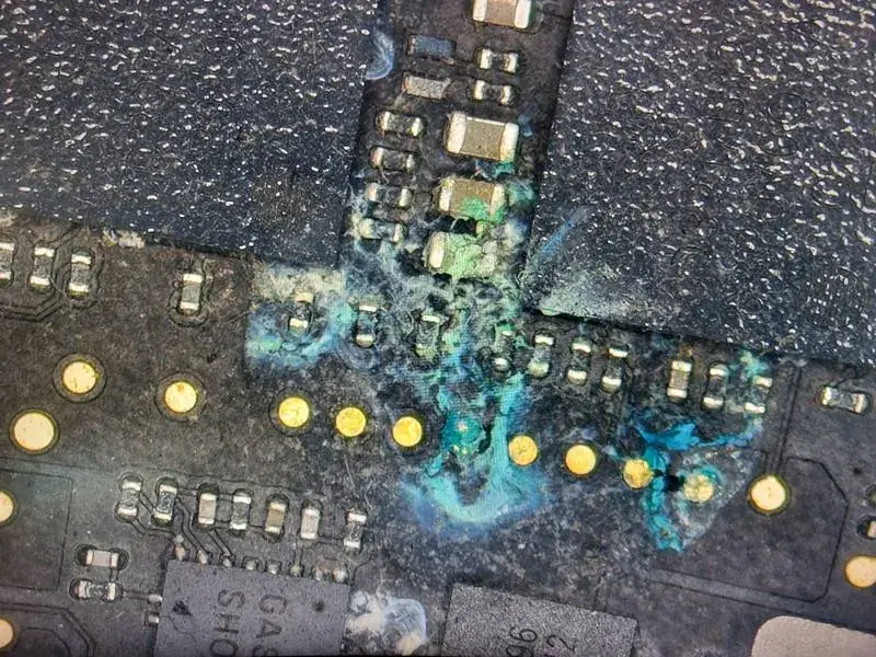 Coroziune electrochimică placă de bază MacBook la microscop