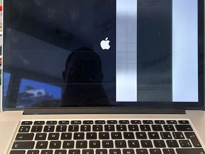 MacBook cu dungi verticale albe pe display și logo Apple — artefacte de afișare