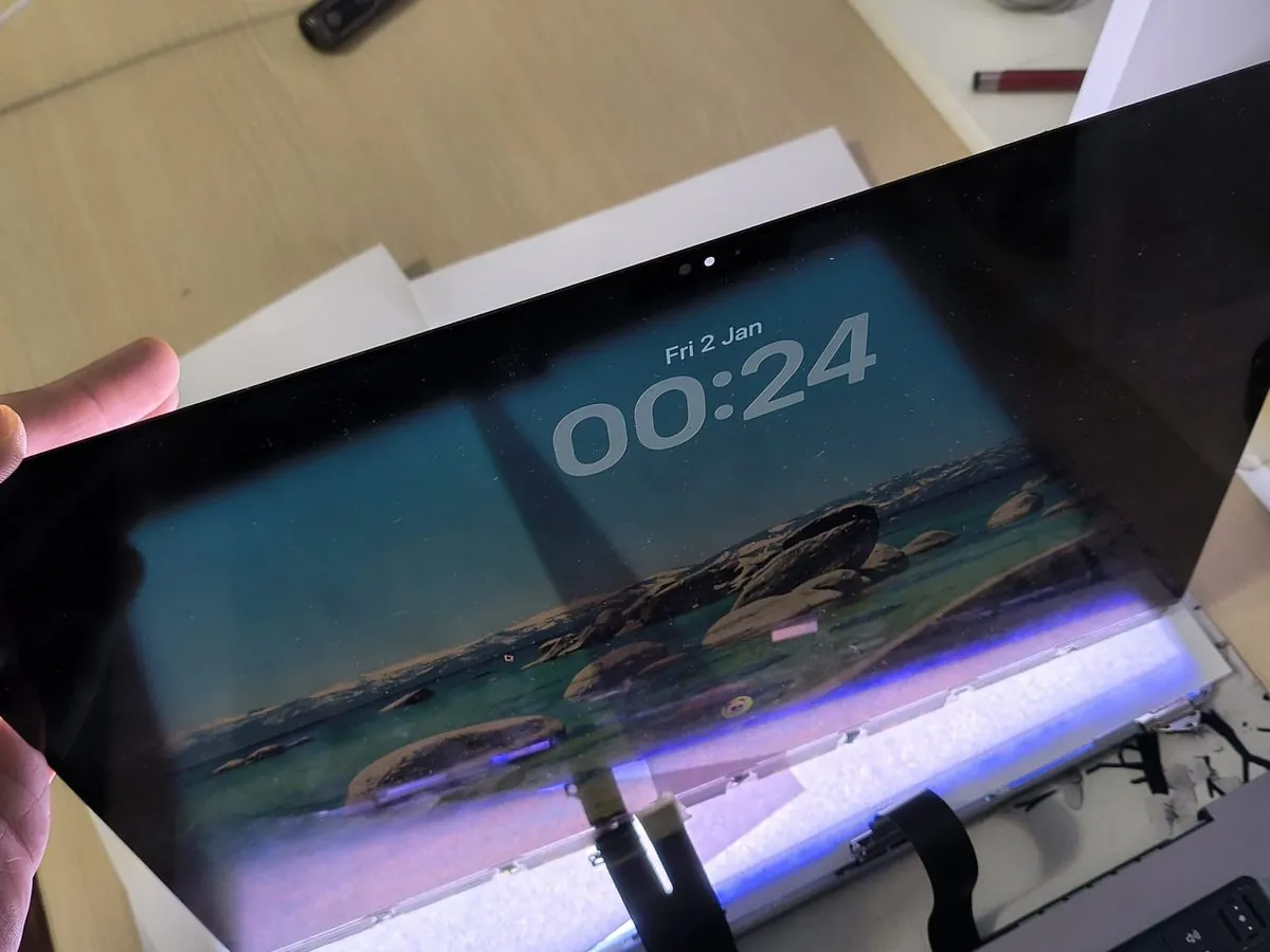 Display MacBook demontat în atelier BrontoByte — procesul de înlocuire LCD și folii backlight