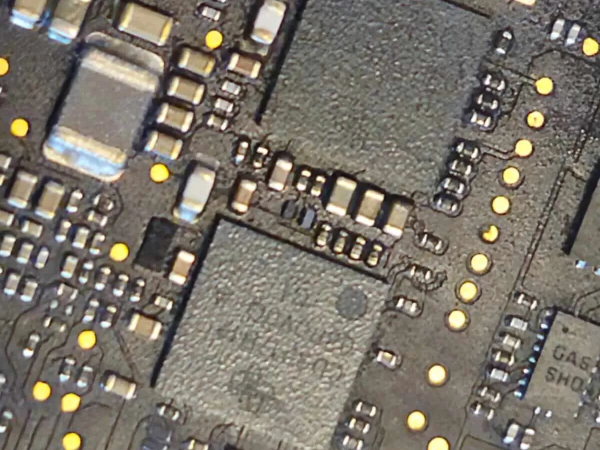 Componente placă de bază MacBook sub microscop — chip EFI BrontoByte