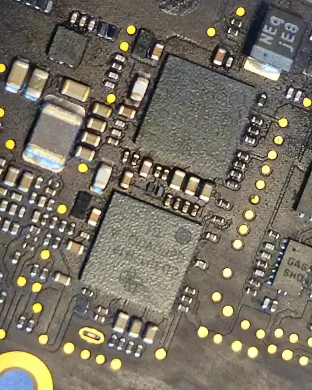 Detaliu macro placă de bază MacBook - reparații board-level BrontoByte
