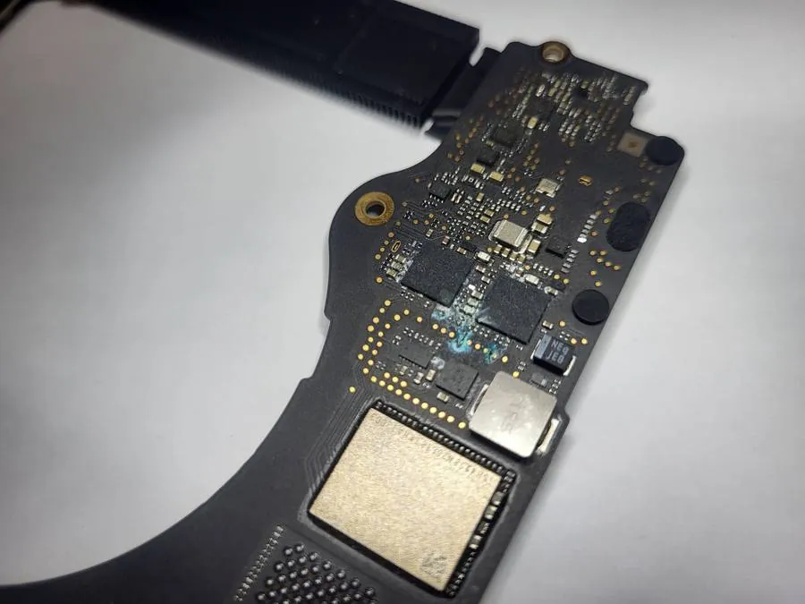 Placă de bază MacBook după curățare profesională — BrontoByte