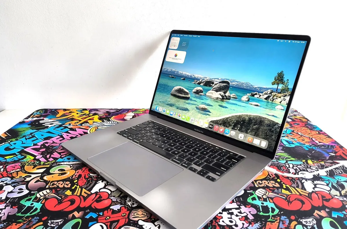 MacBook Pro 16 cu macOS actualizat și funcțional — actualizare macOS MacBook București BrontoByte