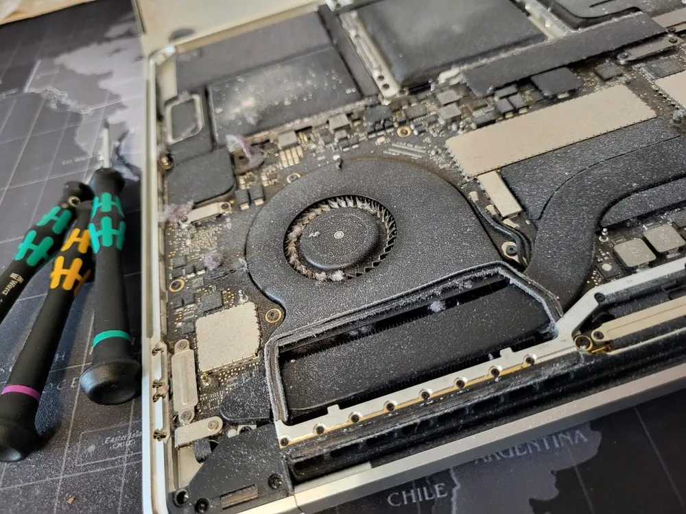 Curățare ventilator MacBook Pro cu unelte profesionale — service mentenanță MacBook București BrontoByte