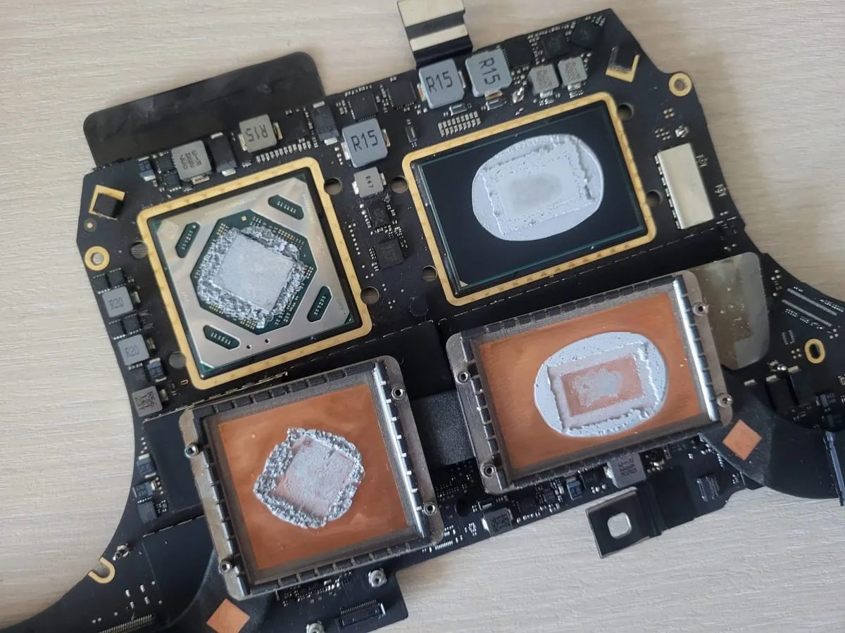 Pastă termică veche uscată pe chipuri placă de bază MacBook Pro — înlocuire mentenanță MacBook București BrontoByte