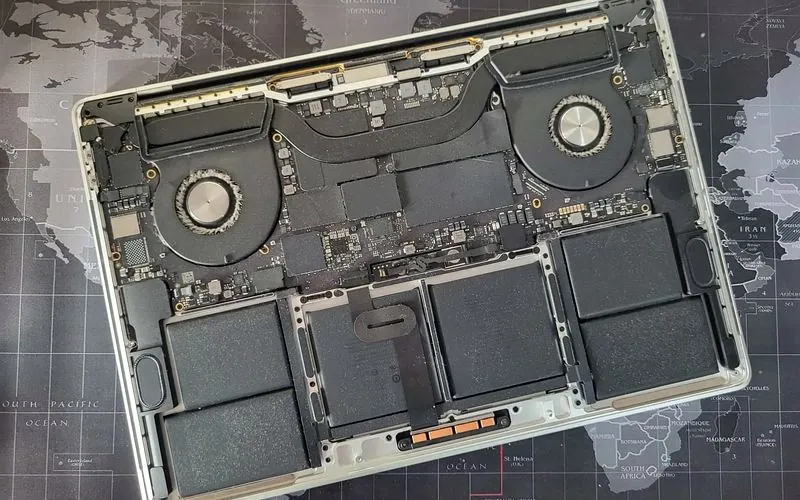 Mentenanță MacBook - curățare internă și pastă termică
