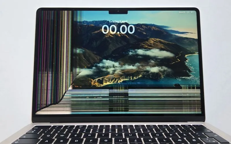 Înlocuire display MacBook - ecran defect cu linii colorate