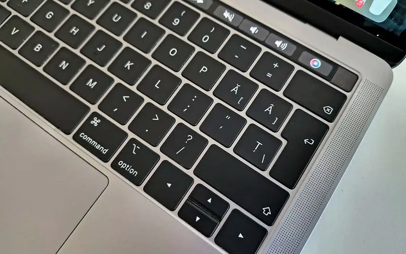 Înlocuire tastatură MacBook Pro - reparație taste sector 6