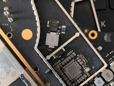Placă de bază MacBook cu chip T2 vizibil - defecte de design pe etajele de alimentare și conectori