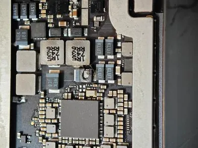 Inductor ars pe placă de bază MacBook - daună cauzată de încărcător slab sau fluctuații de tensiune