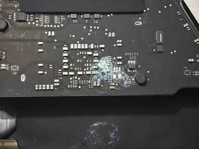 Coroziune verzuie pe zona de alimentare a plăcii de bază MacBook după contact cu lichide