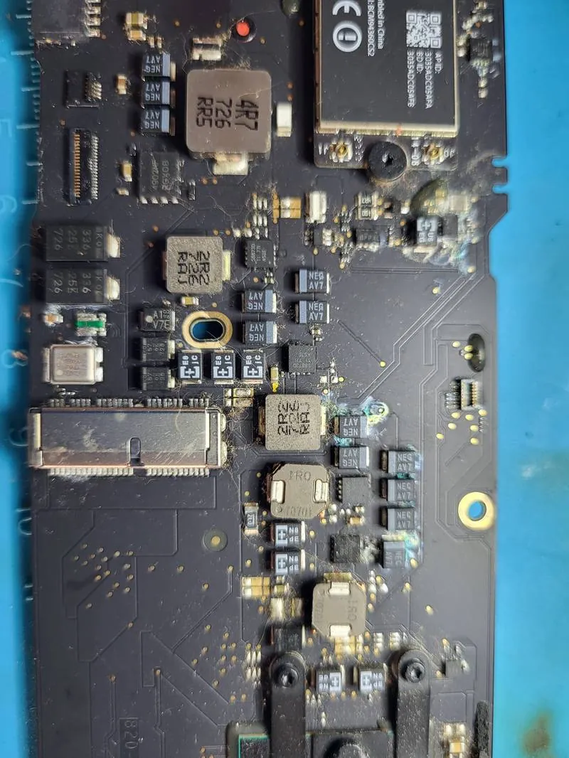 Placă de bază MacBook cu coroziune după lichid