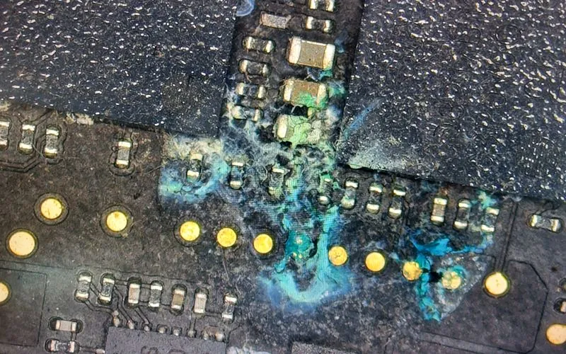 Reparație placă de bază MacBook - microsoldering BrontoByte