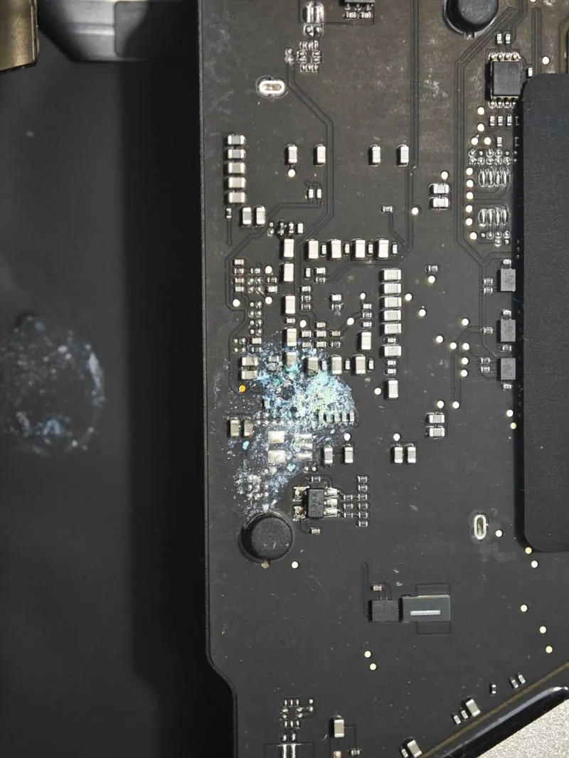 Reziduuri minerale pe placa de baza MacBook