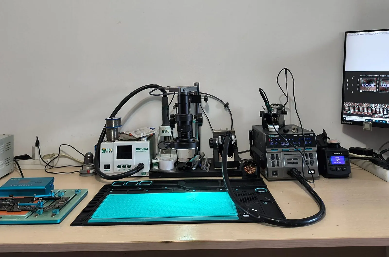 Atelier microsoldering BrontoByte cu stație heat gun BST-863, SUGON 8650, JBC soldering și microscop profesional pentru reparații placă de bază MacBook