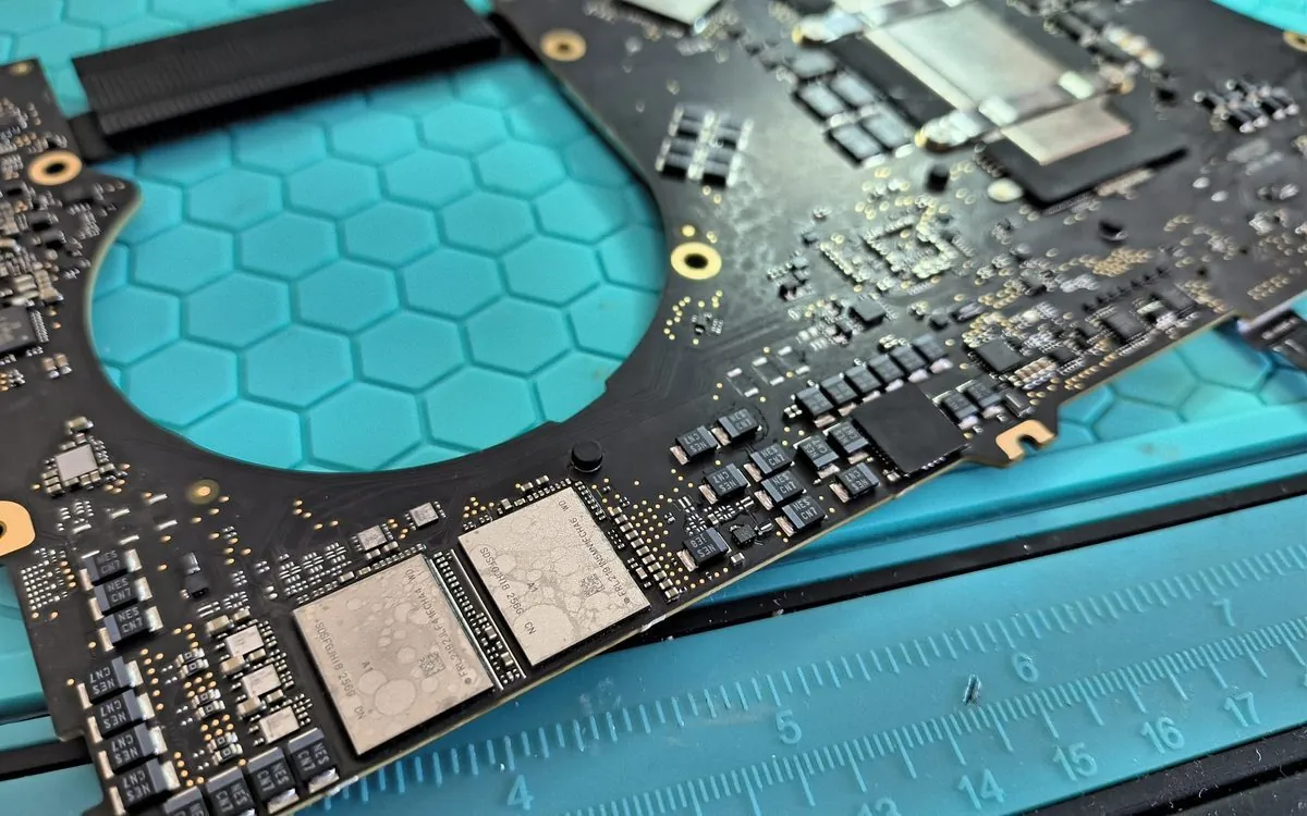 Reparații placă de bază MacBook în jig pentru microsoldering — BrontoByte București