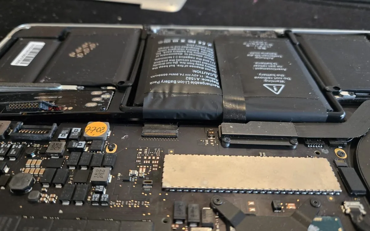Baterie A1582 MacBook umflată demontată — înlocuire la BrontoByte București