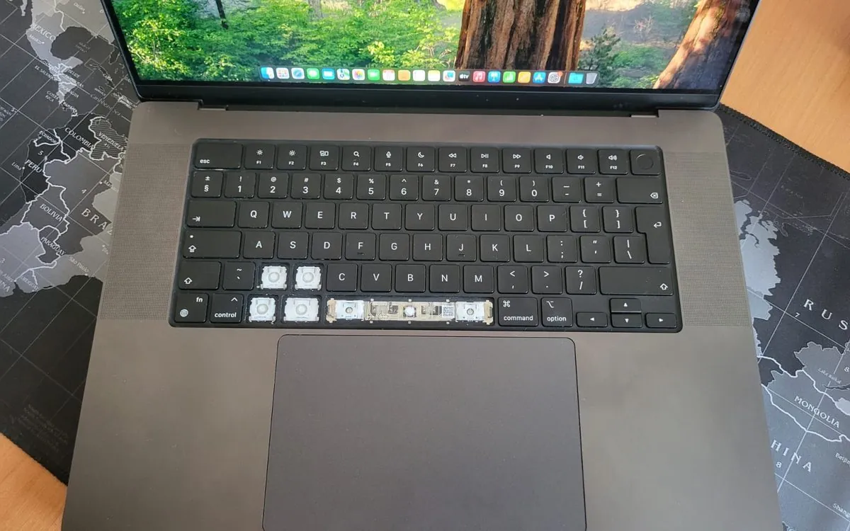 MacBook Pro cu taste lipsă din tastatură — înlocuire la BrontoByte