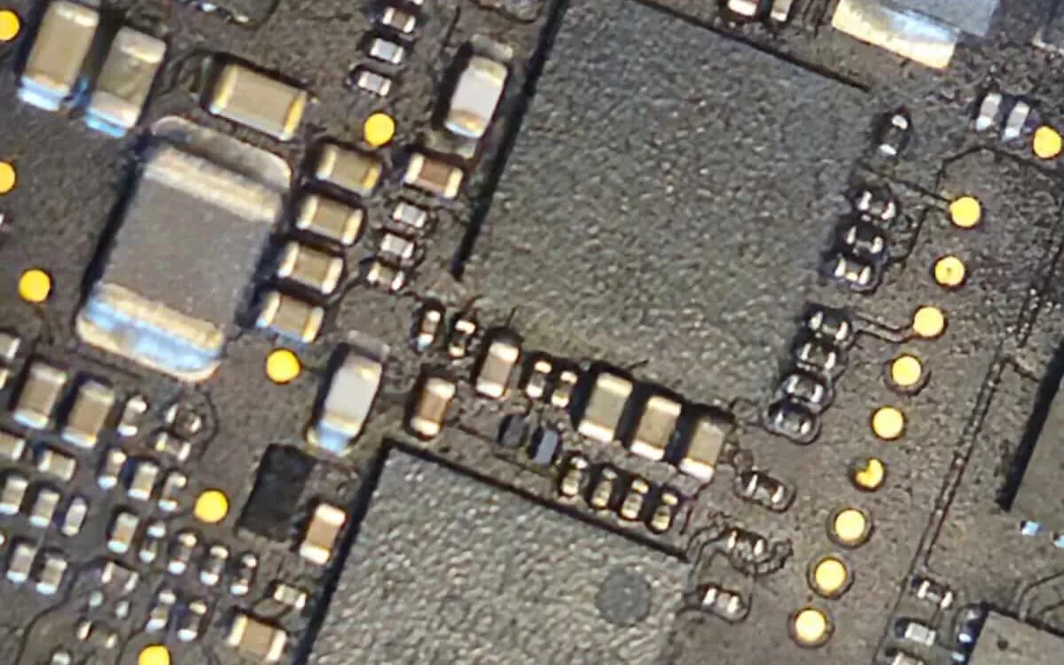 Componente placă de bază MacBook sub microscop — rescriere EFI BIOS