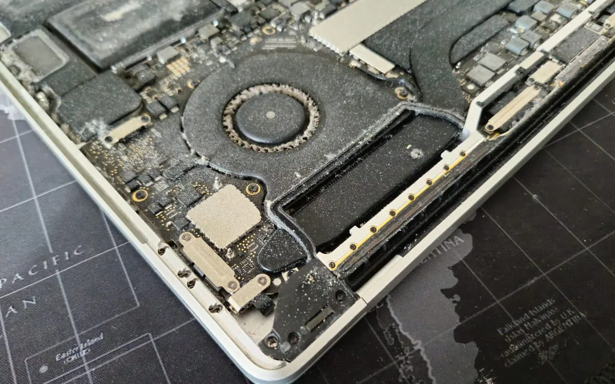 MacBook cu praf masiv pe ventilatoare — mentenanță și curățare la BrontoByte