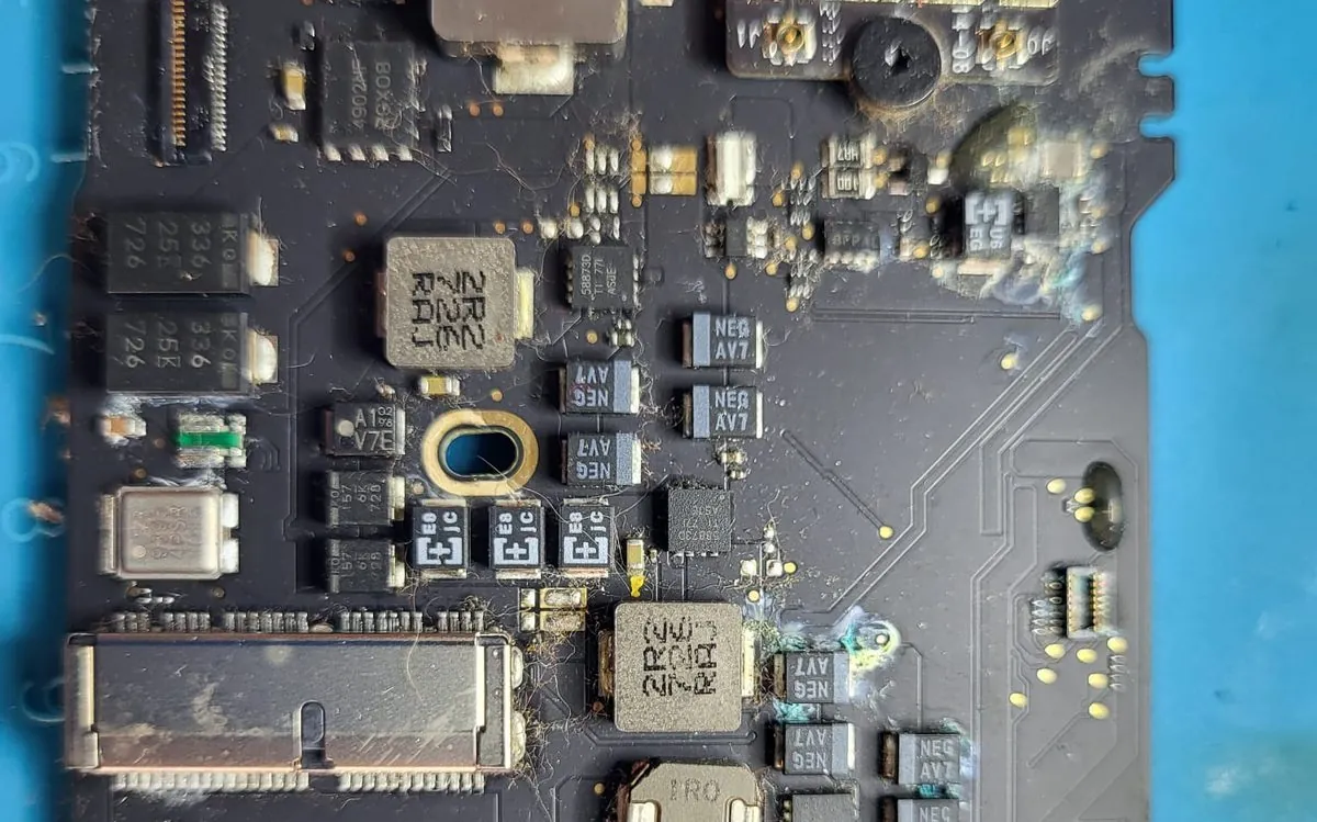 Placă bază MacBook cu coroziune după contact cu lichide — curățare ultrasonică
