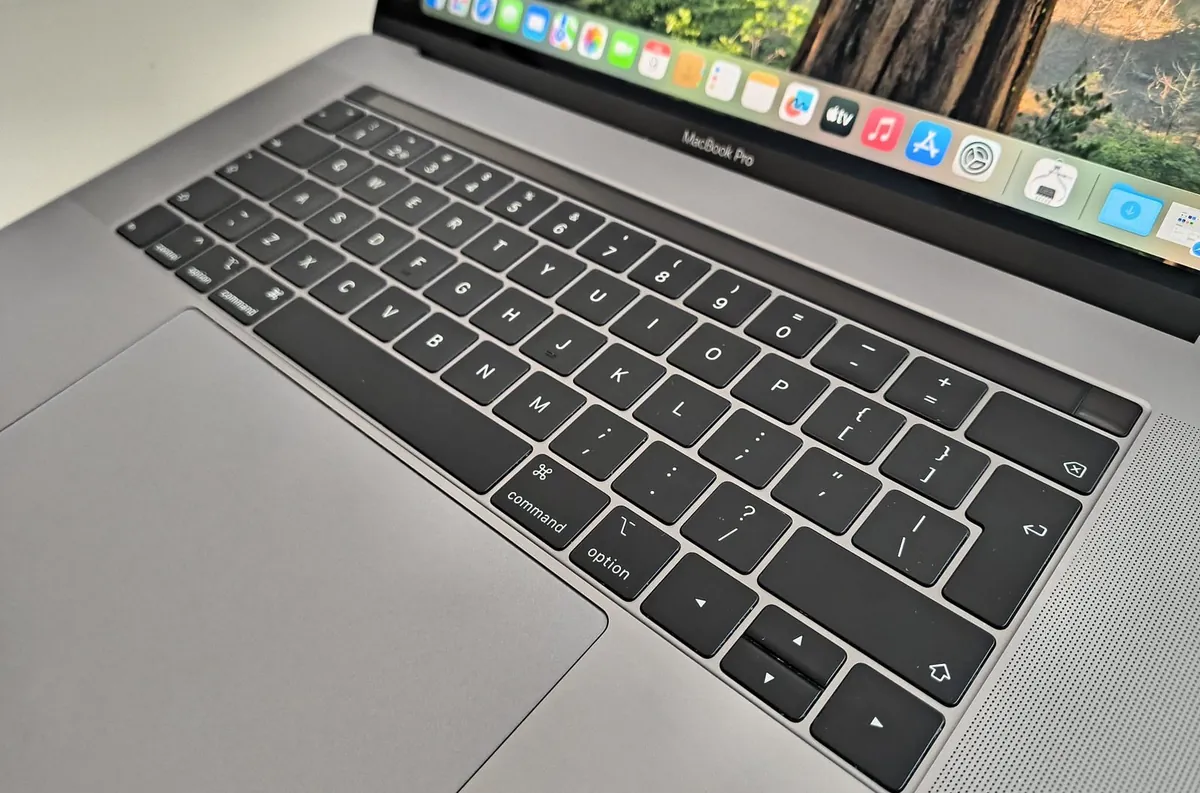 MacBook Pro 16 inch reparat dupa inlocuirea tastaturii in atelierul BrontoByte Bucuresti - vedere de unghi cu MacBook deschis, ecran functional, tastatura completa montata pe topcase original