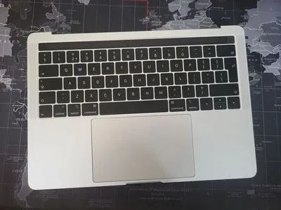 Topcase silver MacBook Pro Touch Bar fara tastatura Butterfly - generatia 2016-2019 cu mecanism defect care provoaca dublari de taste si blocaje